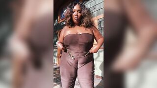 Lizzo: Bro, the way those cheeks swallow her bodysuit is crazy ♥️♥️♥️♥️♥️♥️♥️♥️ #3