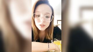 Famosas Gostosas: Larissa Manoela - Pagando peitinho em live #2