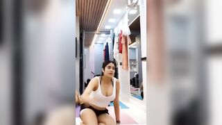 Janhvi Kapoor in a yoga class ???? exposing purposely