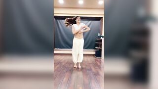 Janhvi Kapoor: Janhvi Kapoor's belly dance practice ♥️♥️♥️♥️ #3