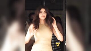 Another janhvi Kapoor video in those tight clothes, teasing us and the paparazzi