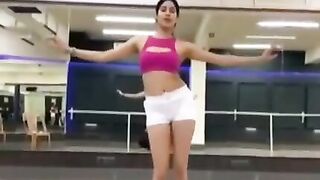 The way she moves her body ???? Janhvi Kapoor