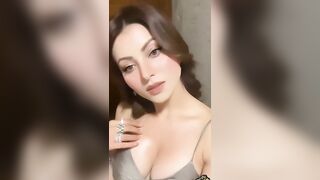 Bimbo fuckdoll Urvashi Rautela should get motorboated.. ????????????????