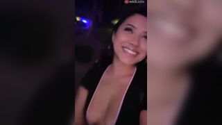 Julia Kelly: Deep cleavage #4