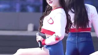 MOMOLAND - Nancy & Hyebin (Hyebin looks at Nancy's butt)