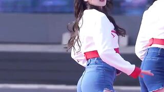 Kpop: MOMOLAND - Nancy & Hyebin (Hyebin looks at Nancy's butt) #3