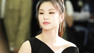 Itzy - Yeji being beautiful