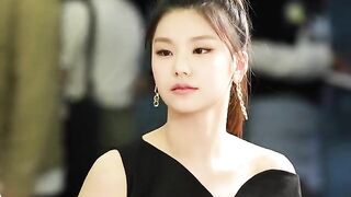 Kpop: Itzy - Yeji being beautiful #3