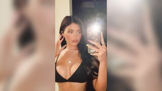 Kylie Jenner: cleavage 1 #2