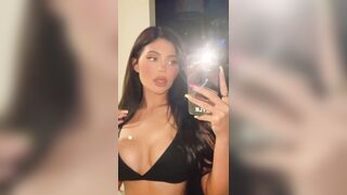 Kylie Jenner: cleavage 1 #4